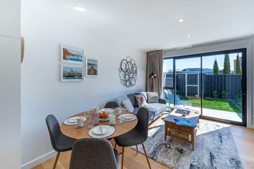 Riverside Lodge- 2 Bedroom Unit في Albert Town: غرفة معيشة بها طاولة وأريكة