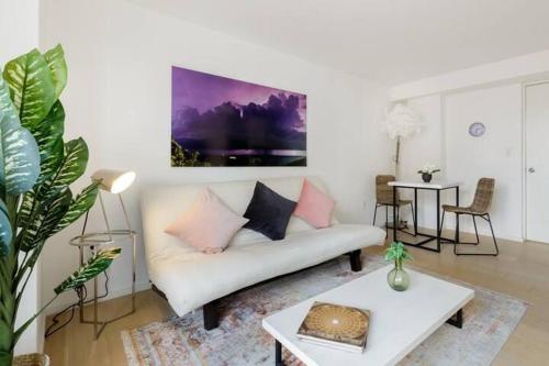 a living room with a white couch and a table at Loft minimalista impecable En pleno Centro Histórico in Mexico City
