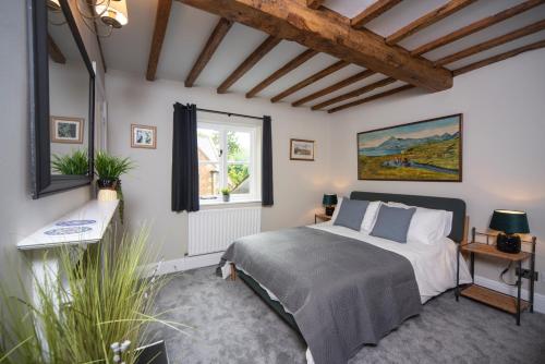 una camera con letto e finestra di Cotswolds period townhouse near Stratford-upon-Avon, central location short walk to pubs, restaurants and shops a Shipston-on-Stour