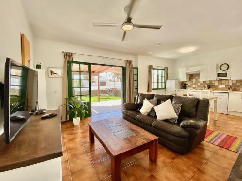 TERRACITAS 3 HIRU , Coqueto bungalow con AC , terraza y piscina comunitaria