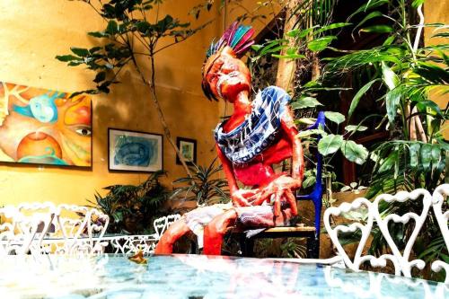a statue of a chicken sitting on a bench next to a pool at Cálido loft a pasos del Zócalo Disfrútalo in Mexico City