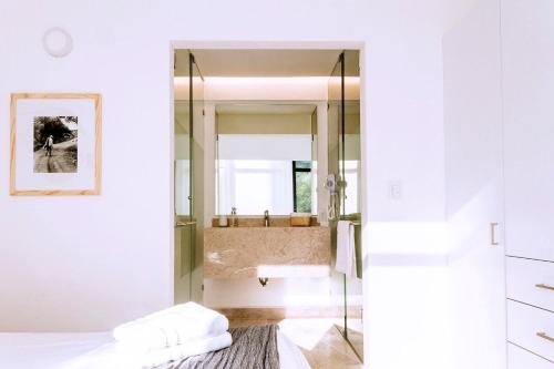 a bathroom with a large mirror and a sink at Exclusivo loft a pasos del Zócalo No lo pierdas in Mexico City