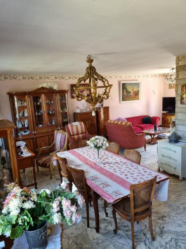 una sala de estar con una mesa y sillas en Yassmine, en Audinghen