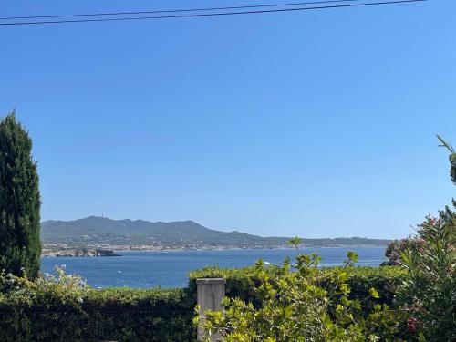 een uitzicht op de oceaan vanuit een huis bij T2 vue mer avec jardinet / plage et port à pied in Sanary-sur-Mer