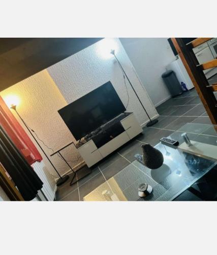 Photo de la galerie de l'établissement Beau studio lumineux à 2mn à pied du tramway., à Lourches