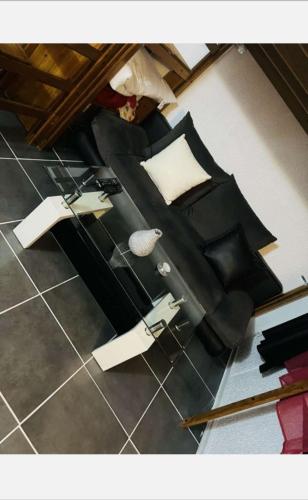 Photo de la galerie de l'établissement Beau studio lumineux à 2mn à pied du tramway., à Lourches