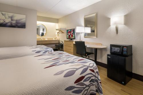 Кровать или кровати в номере Red Roof Inn Rockford East - Casino District