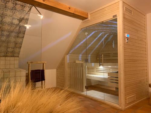 Cette chambre dispose d'une douche avec une porte en verre. dans l'établissement Roubenka Kokořínsko, à Dubá