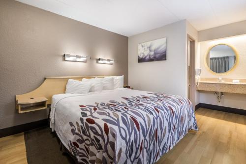 Ένα ή περισσότερα κρεβάτια σε δωμάτιο στο Red Roof Inn Rockford East - Casino District
