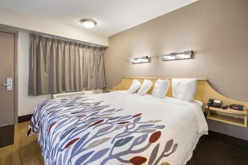 Ένα ή περισσότερα κρεβάτια σε δωμάτιο στο Red Roof Inn Rockford East - Casino District