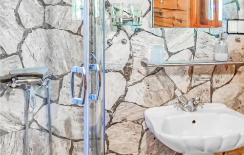 a bathroom with a sink and a shower at Nice Home In Ruciane Nida With Wifi in Ruciane-Nida