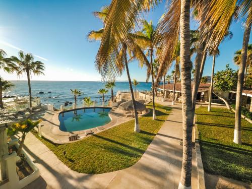 uma vista aérea de um resort com uma piscina e o oceano em Punta Pescadero Paradise Hotel & Villas em Los Barriles