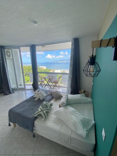 um quarto com uma cama e vista para o oceano em Oceanview Martinique em Les Trois-Îlets