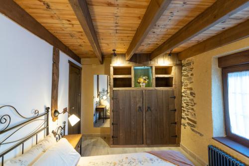 a bedroom with a bed and a wooden ceiling at Las Morales Casa Rural 