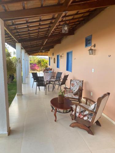 een patio met stoelen en een tafel bij Chácara Pontal da Juacema - Sobradinho- Bahia in Sobradinho - Bahia