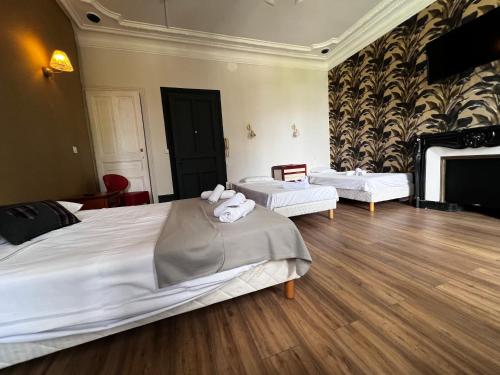 Een bed of bedden in een kamer bij Hotel Savoy