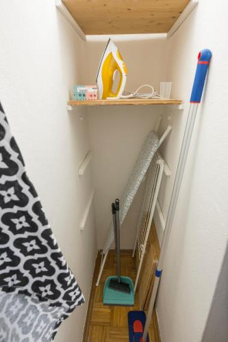 a small room with a bed and a broom at Zum Grazer Uhrturm in Graz