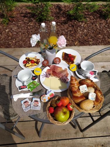 a table with a bunch of food on it at Thudi-nids en bulles in Gozée