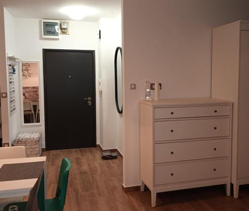 Pokój z komodą i czarnymi drzwiami w obiekcie NEW - Frendly Luxury Apartment Franka Zagreb w Zagrzebiu