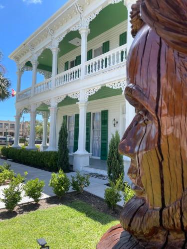 una estatua frente a una casa blanca en The George Manor, en Galveston