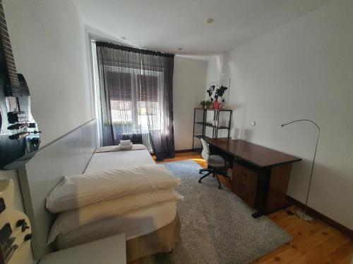een slaapkamer met een bureau en een bed en een bureau sidx sidx sidx bij Teo in Pamplona