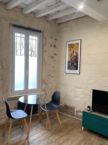 une salle à manger avec une table et des chaises en verre dans l'établissement Nuit à la Roquette, Arles, à Arles
