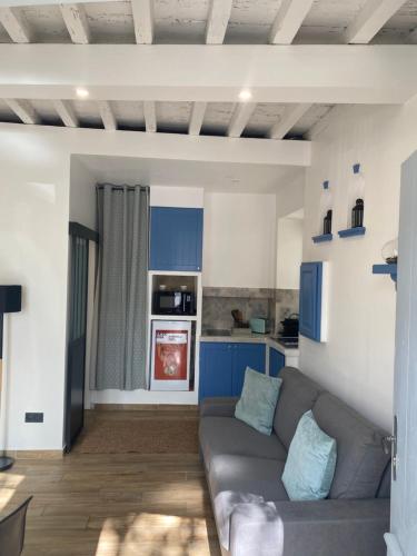 un salon avec un canapé et une cuisine dans l'établissement Nuit à la Roquette, Arles, à Arles