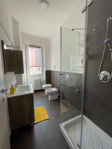 La salle de bains est pourvue d'une douche, d'un lavabo et de toilettes. dans l'établissement Marchionis, à Crémone