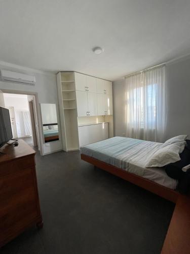 ein Schlafzimmer mit einem Bett und einem TV in der Unterkunft Marchionis in Cremona