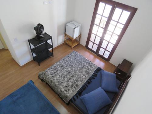 an overhead view of a bedroom with a bed and a window at Vila do Surfe in Ubatuba
