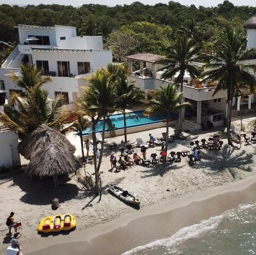 uma vista aérea de um resort com pessoas na praia em Lago en el Cielo Villas Boutique em Tolú