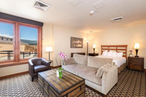 uma sala de estar com uma cama e um sofá em The Village at Palisades Tahoe em Olympic Valley