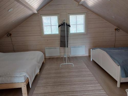 1 dormitorio con 2 camas y TV en el ático en Villa Ruskamaja, en Äkäslompolo