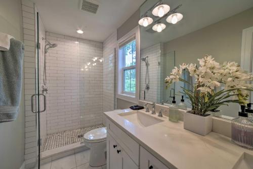 W łazience znajduje się umywalka, toaleta i lustro. w obiekcie Bright and Airy Home Chefs Kitchen and Pro Decor! w mieście Michigan City