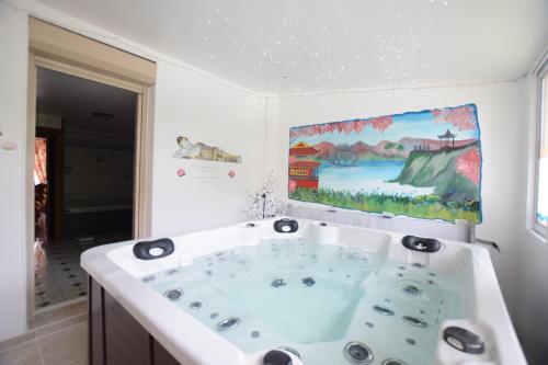 Een badkamer bij Mes P'tis Loups avec Piscine, Spa, Sauna, Piano !