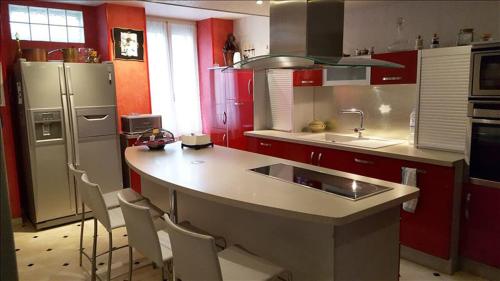 Een keuken of kitchenette bij Mes P'tis Loups avec Piscine, Spa, Sauna, Piano !