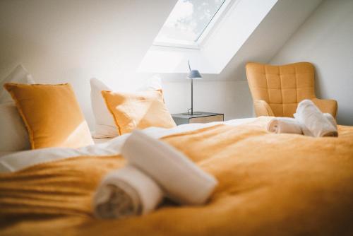 a bedroom with a bed with towels on it at Cozy Haus in Lübeck mit Parkplatz, Terrasse, Garten in Lübeck