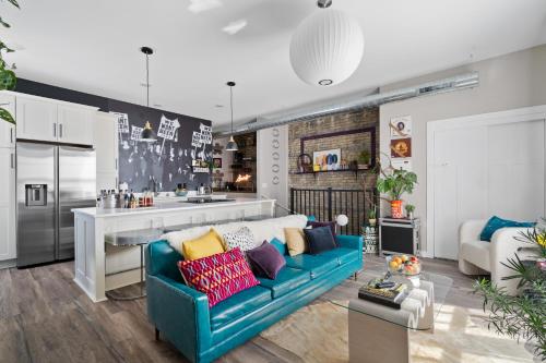 Кухня или мини-кухня в The Bentley Condotel, Heart of Walkers Point with Garage, Yard
