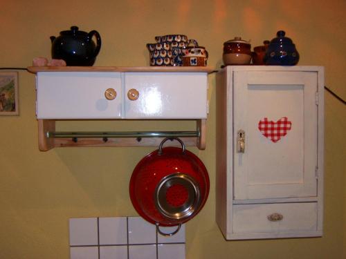 cocina con microondas, armario y olla en Bio Pension Kirschenfee, en Sontheim