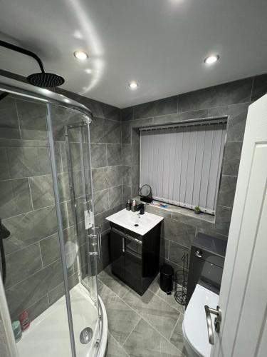 Ένα μπάνιο στο Droylsden Guest House