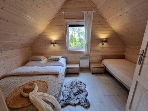 um pequeno quarto com 2 camas e uma janela em DOMKI ZACHÓD SŁOŃCA w Ustroniu Morskim em Ustronie Morskie