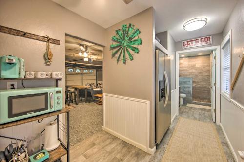 Η κουζίνα ή μικρή κουζίνα στο Happy Trails Hideout with New Bunk House and Hot Tub!
