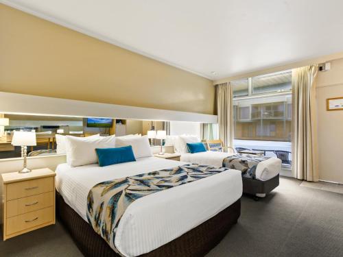 pokój hotelowy z 2 łóżkami i oknem w obiekcie Comfort Inn & Suites Lakes Entrance w mieście Lakes Entrance