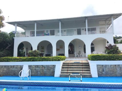 ein großes weißes Haus mit einem Pool in der Unterkunft Casa de campo mesitas del colegio in El Colegio