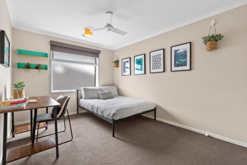 a living room with a bed and a table at Parkview Curlewis- sleeping 12, close to wineries in Curlewis