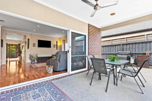 a living room with a table and chairs at Parkview Curlewis- sleeping 12, close to wineries in Curlewis