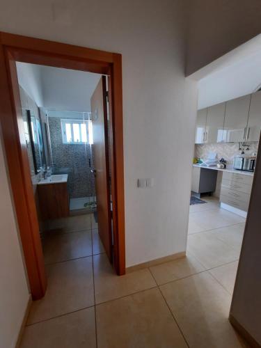 una puerta abierta a una cocina en una habitación en Blue Sardine Hostel, en Portimão
