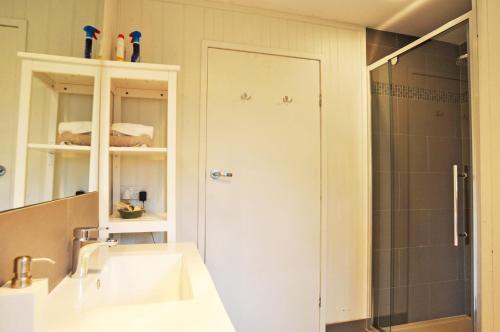 a bathroom with a sink and a shower at GUMNUT COTTAGE - FREE WIFI & FOXTEL in Inverloch