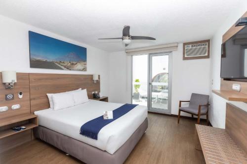 アレキパにあるCasa Andina Select Arequipa Plazaのベッドとテレビ付きのホテルルーム