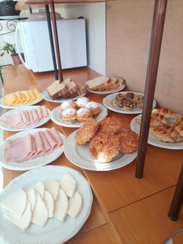 インの敷地内または近くでの食事または食べ物